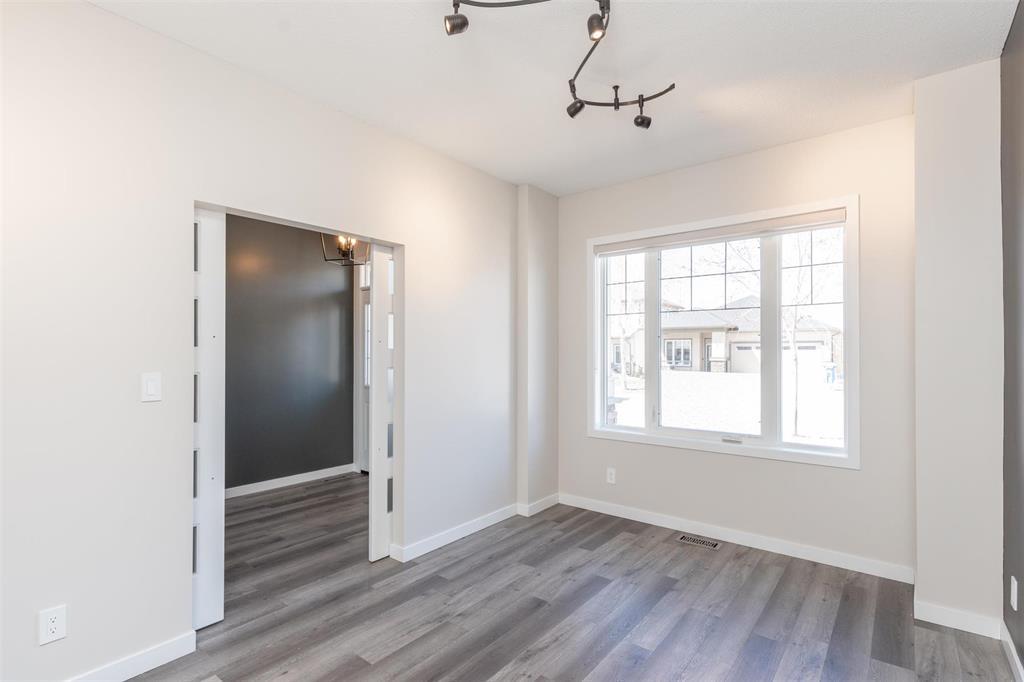 Photo 18 of 22 Bluemeadow Road, Winnipeg MB