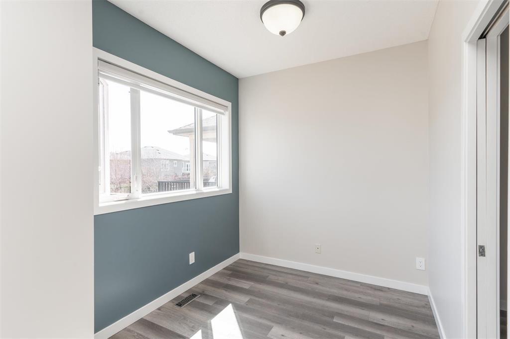 Photo 6 of 22 Bluemeadow Road, Winnipeg MB
