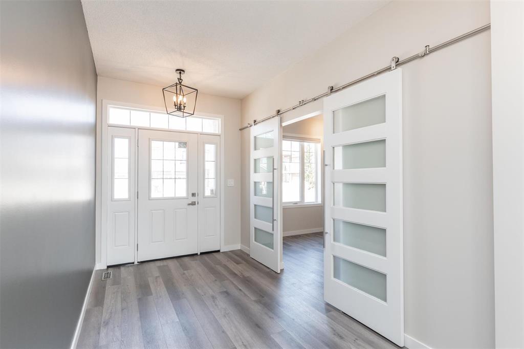 Photo 9 of 22 Bluemeadow Road, Winnipeg MB