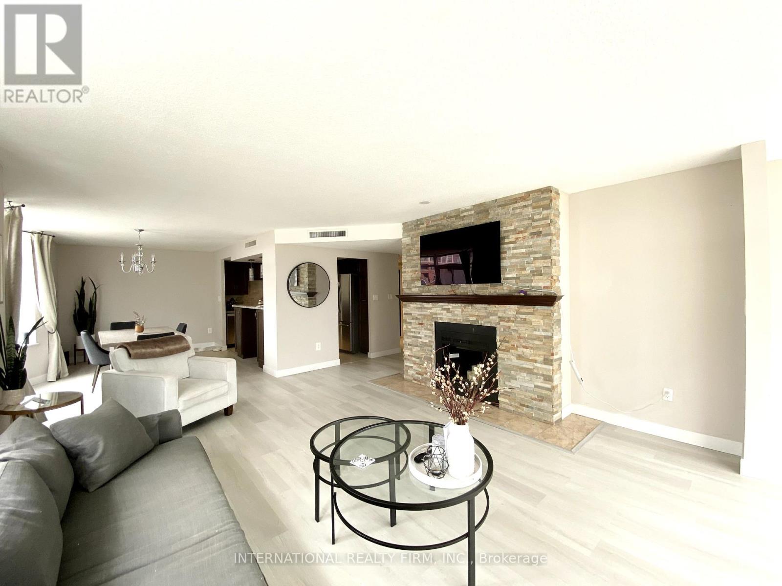 Photo 5 of 605 135 George Street S, Toronto ON