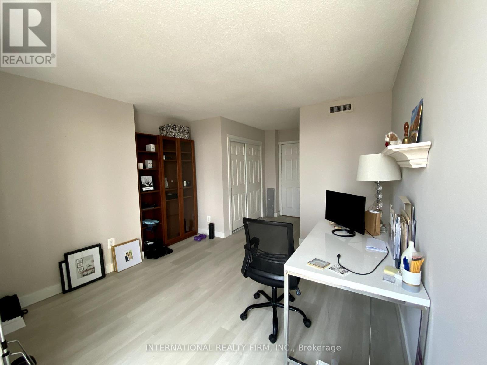 Photo 2 of 605 135 George Street S, Toronto ON