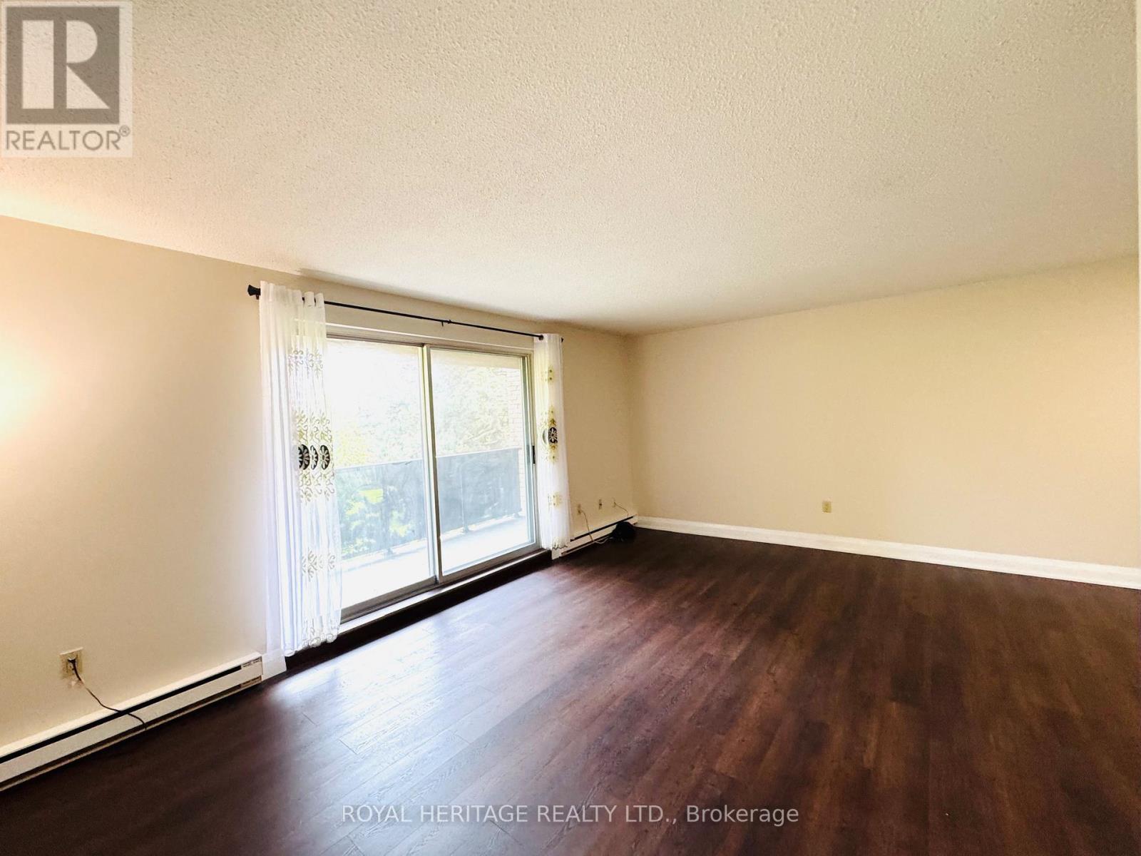 Photo 11 of 137 50 Golf Club Road, Toronto ON