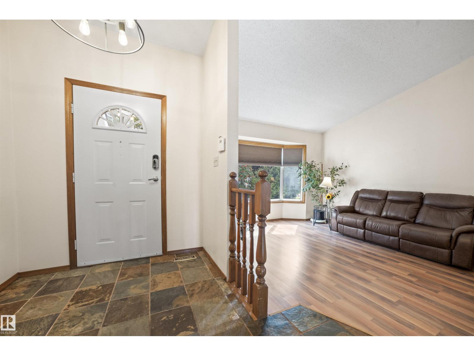 Photo 8 of 3308 42 A Av Nw, Edmonton AB