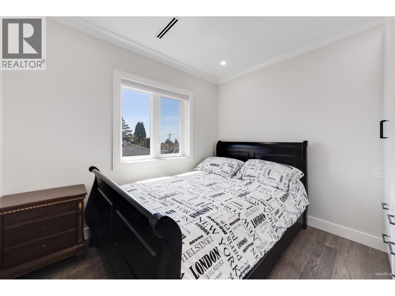 Photo 3 of 6913 Argyle Street, Vancouver BC