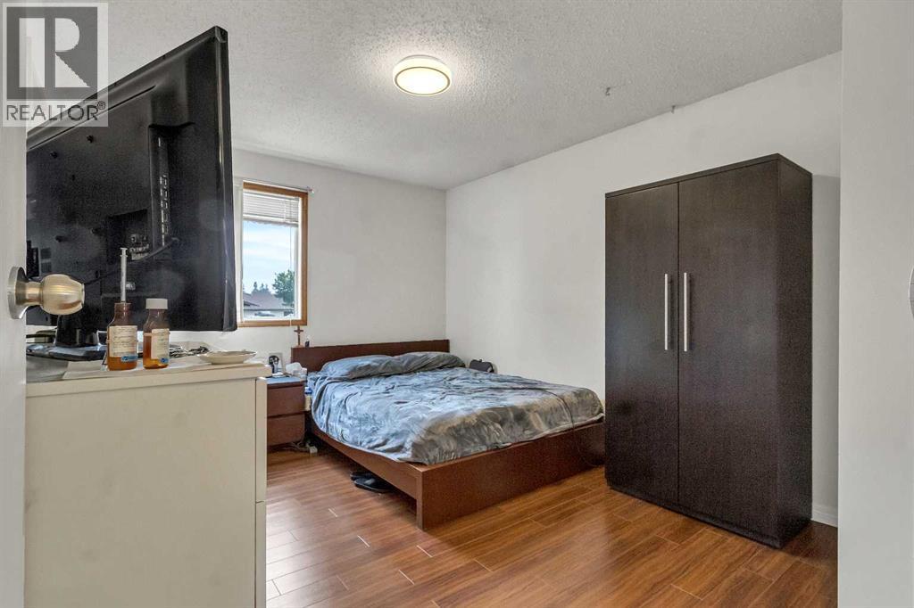 Single Family House 4 Level for Sale in  Temple Drive NE Temple Calgary 