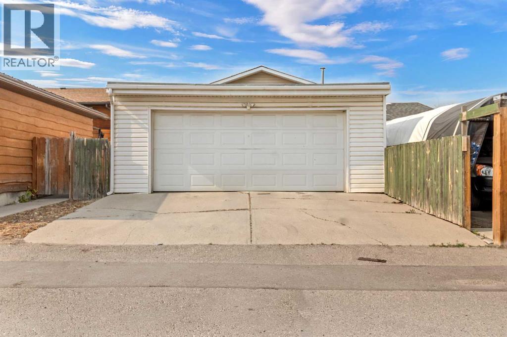 Single Family House 4 Level for Sale in  Temple Drive NE Temple Calgary 