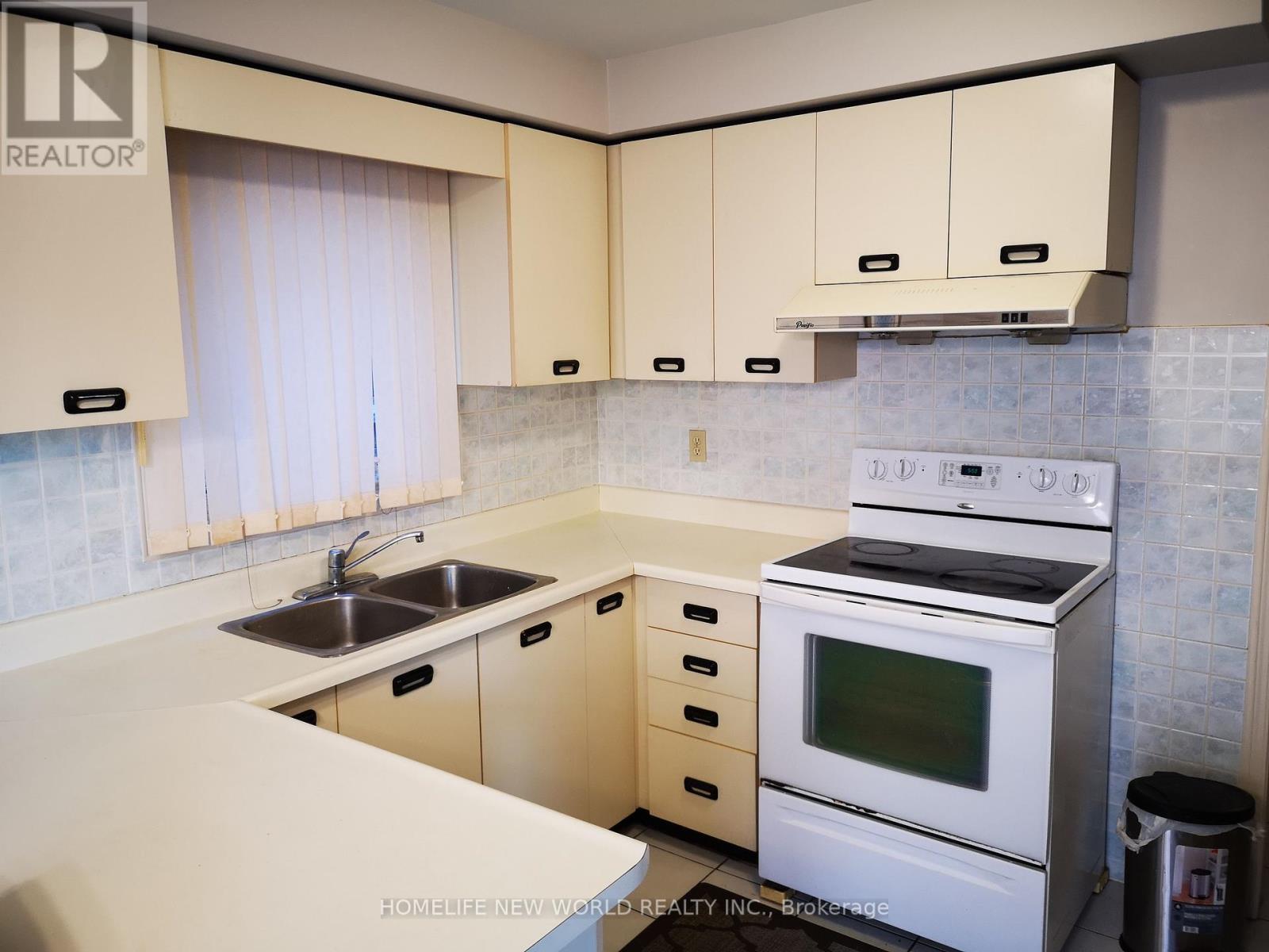 Photo 13 of 4471 Weeping Willow Drive, Mississauga ON