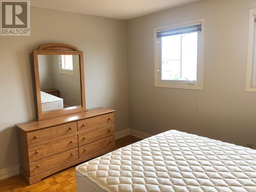 Photo 9 of 4471 Weeping Willow Drive, Mississauga ON