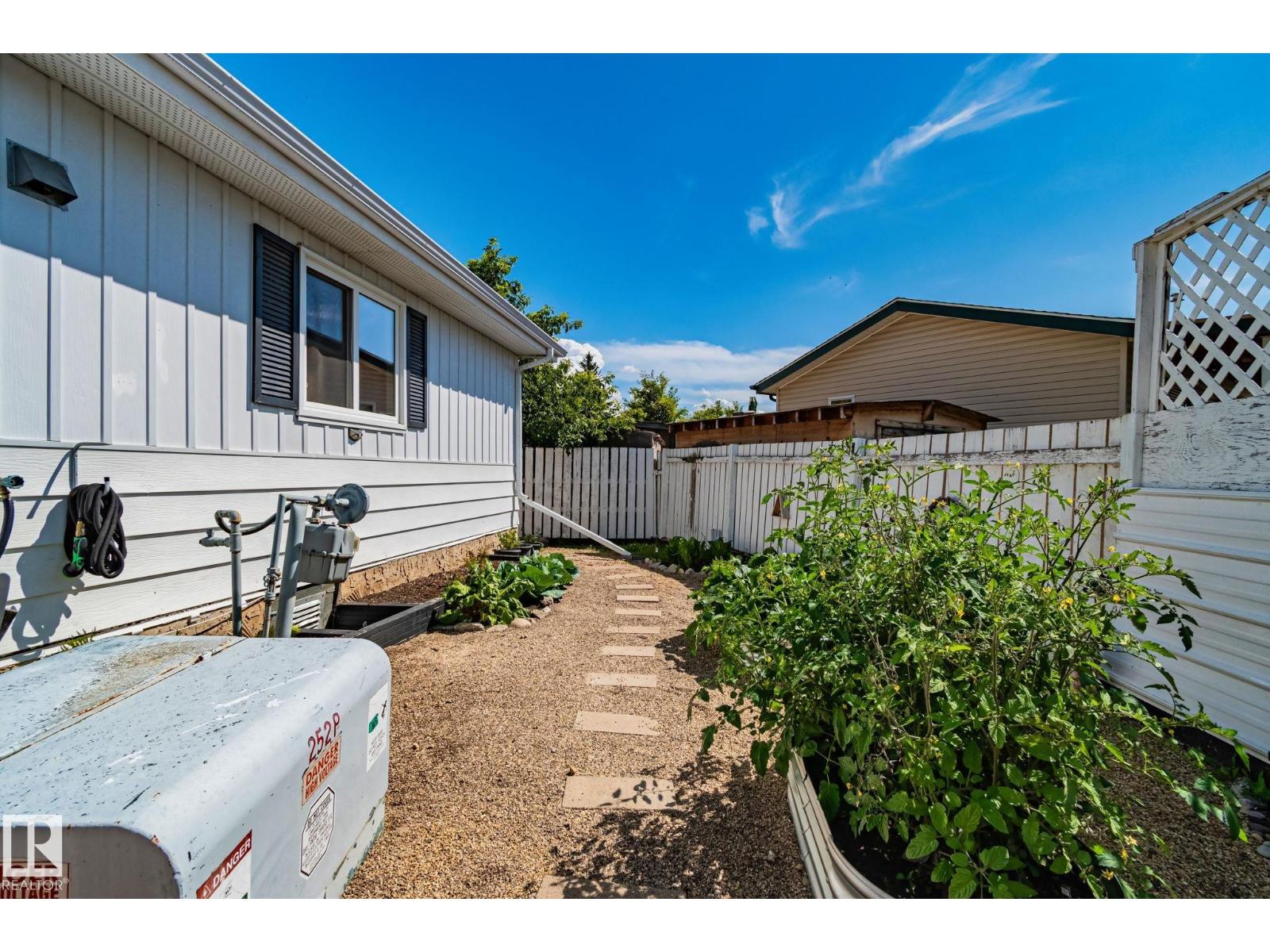 Photo 4 of 688 Evergreen Pa Nw Nw, Edmonton AB