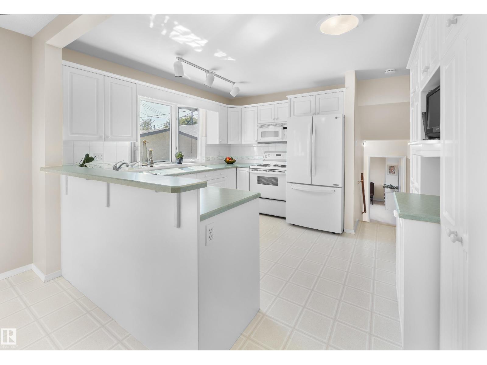 Photo 10 of 3523 113 B St Nw, Edmonton AB