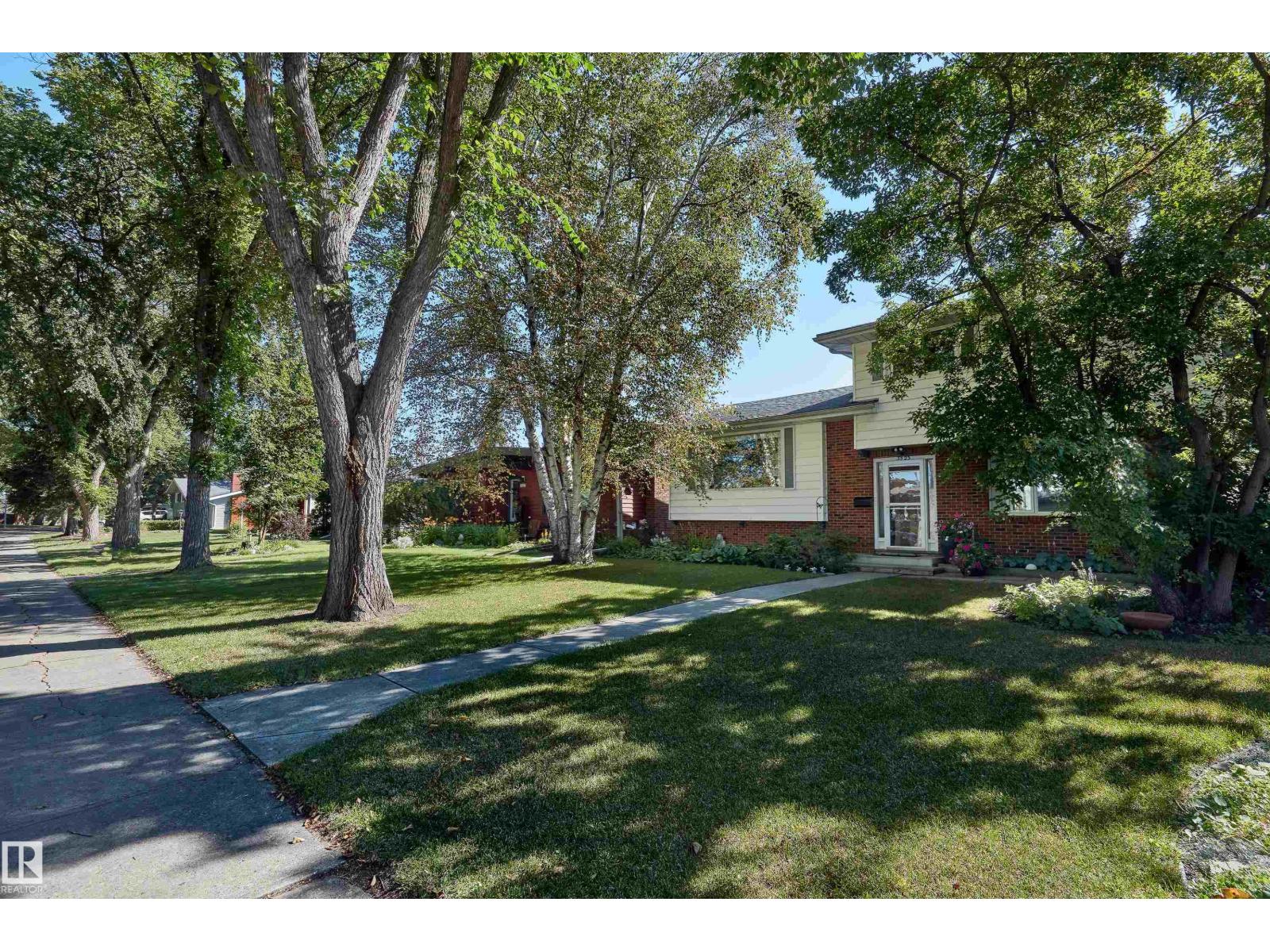 Photo 2 of 3523 113 B St Nw, Edmonton AB