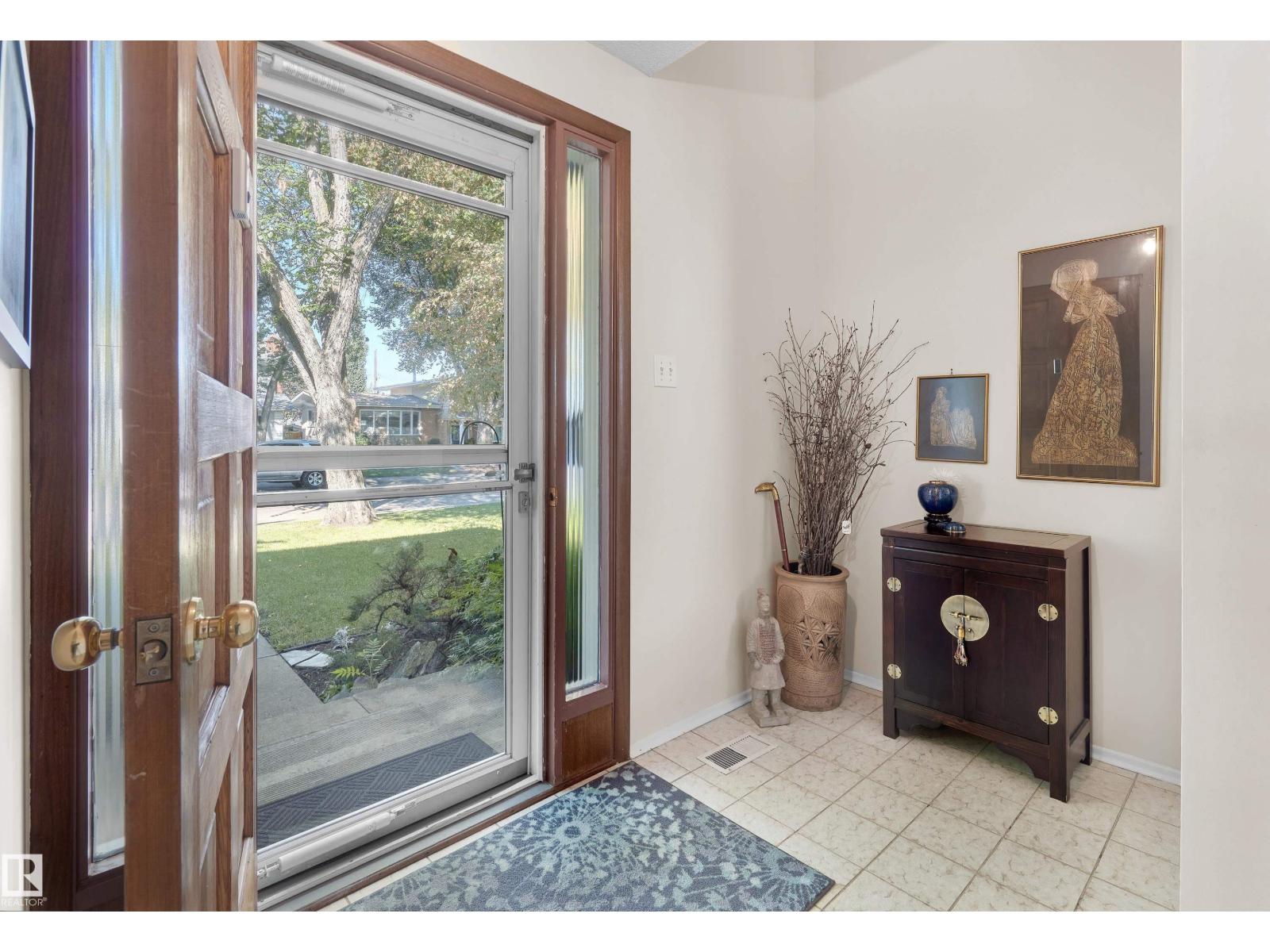 Photo 3 of 3523 113 B St Nw, Edmonton AB