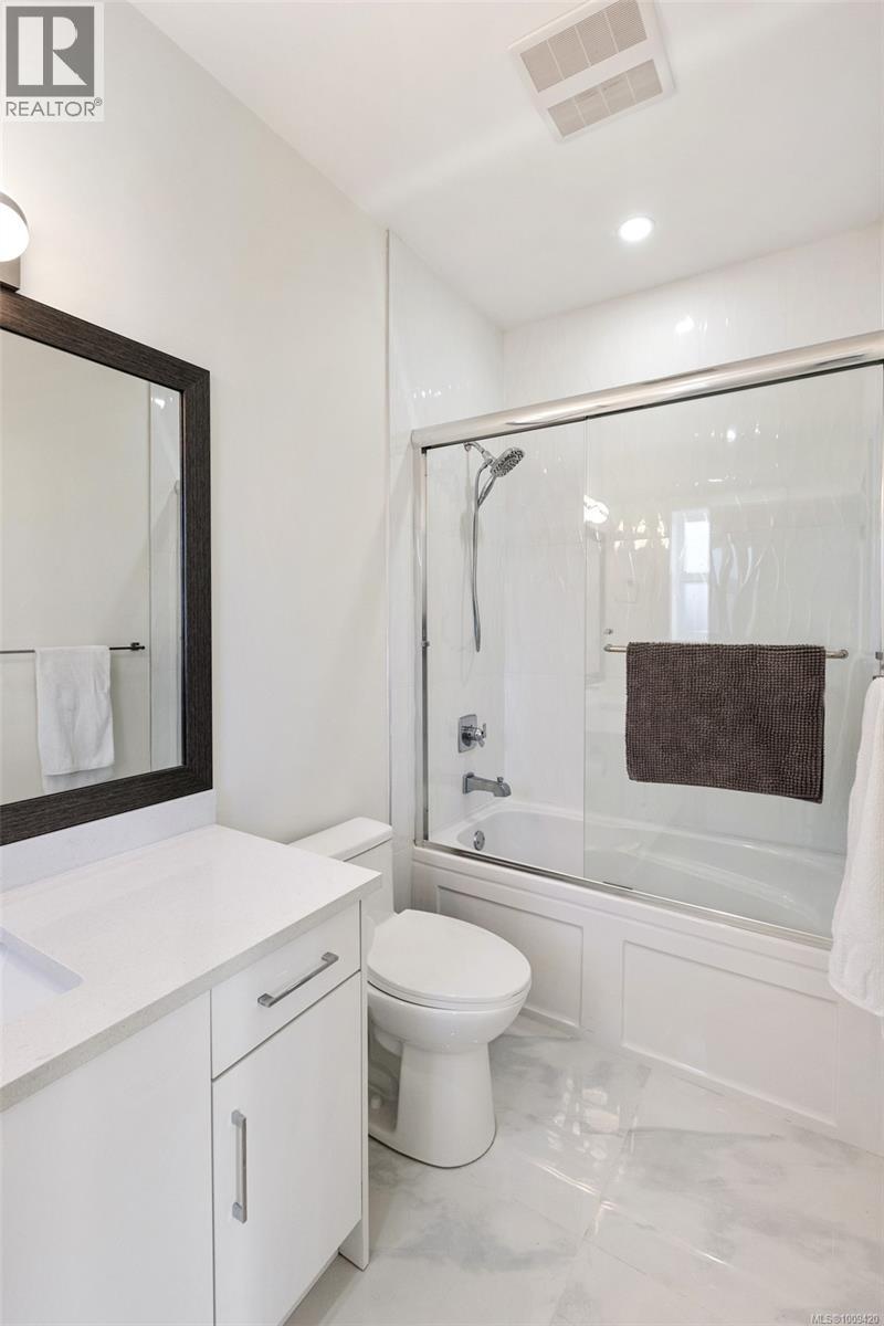 Photo 10 of 3174 Harriet Rd, Saanich BC