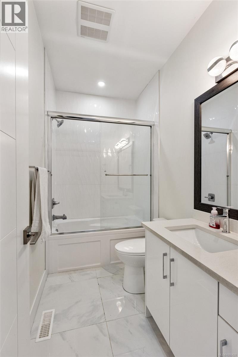 Photo 13 of 3174 Harriet Rd, Saanich BC
