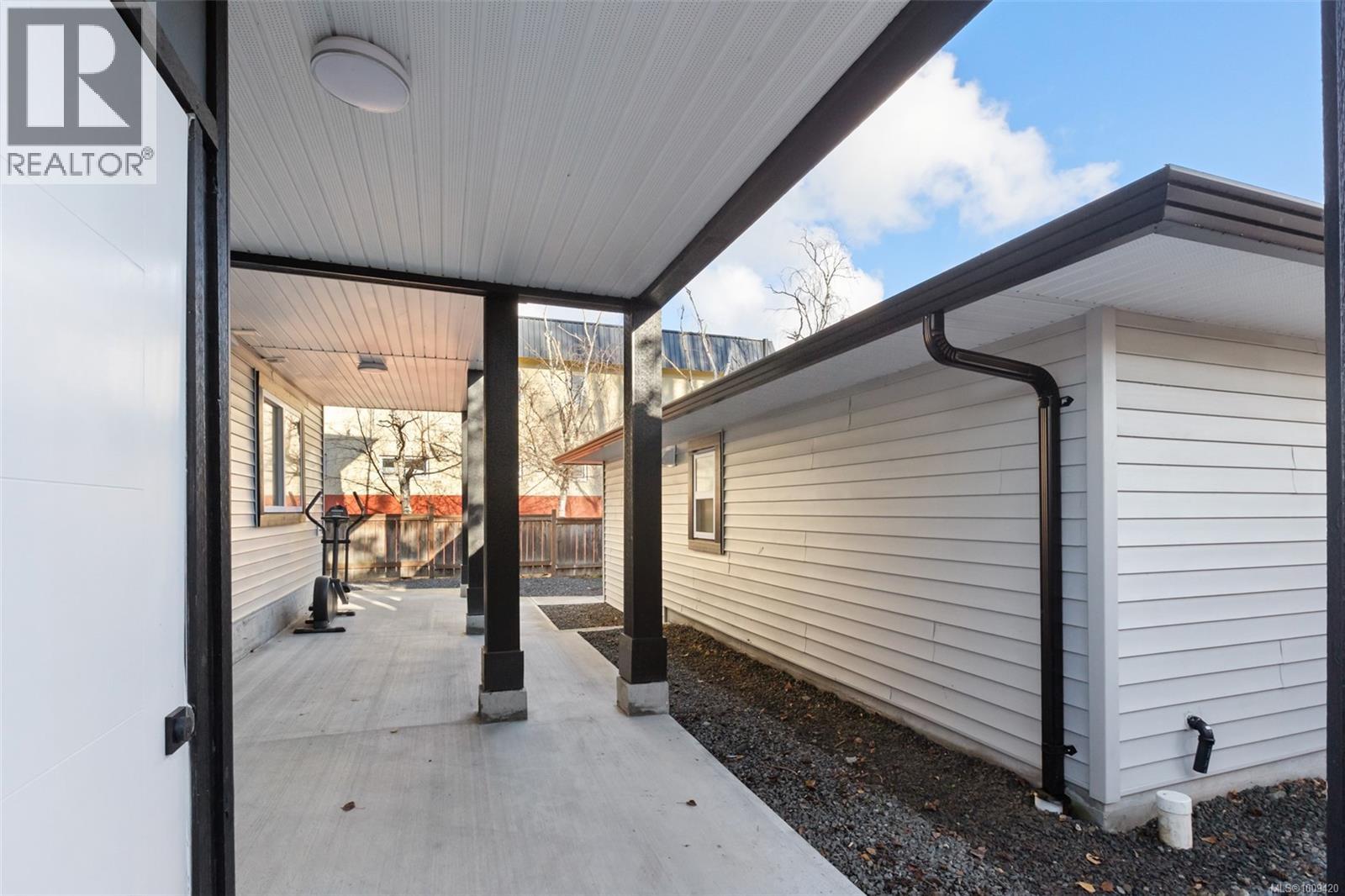 Photo 16 of 3174 Harriet Rd, Saanich BC