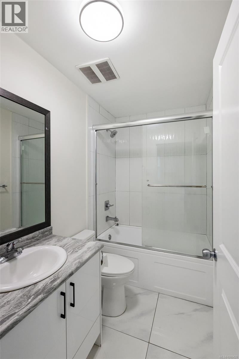 Photo 19 of 3174 Harriet Rd, Saanich BC