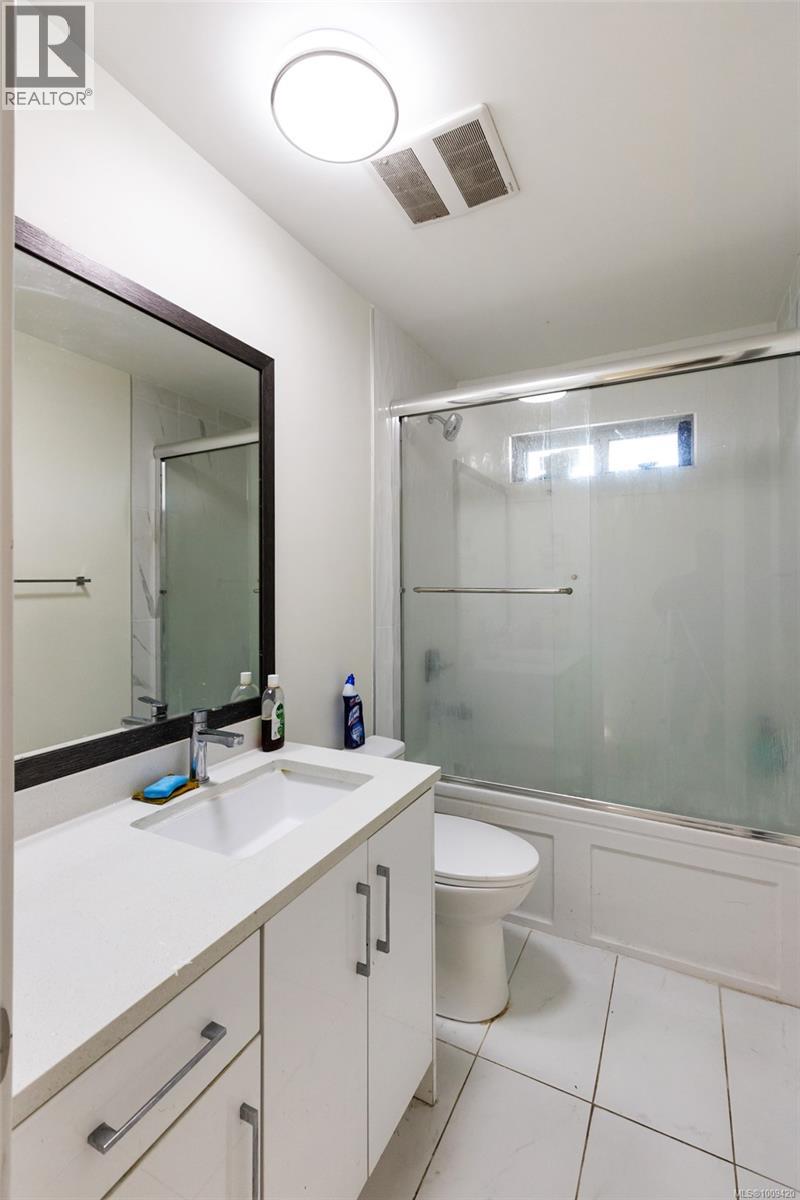 Photo 22 of 3174 Harriet Rd, Saanich BC