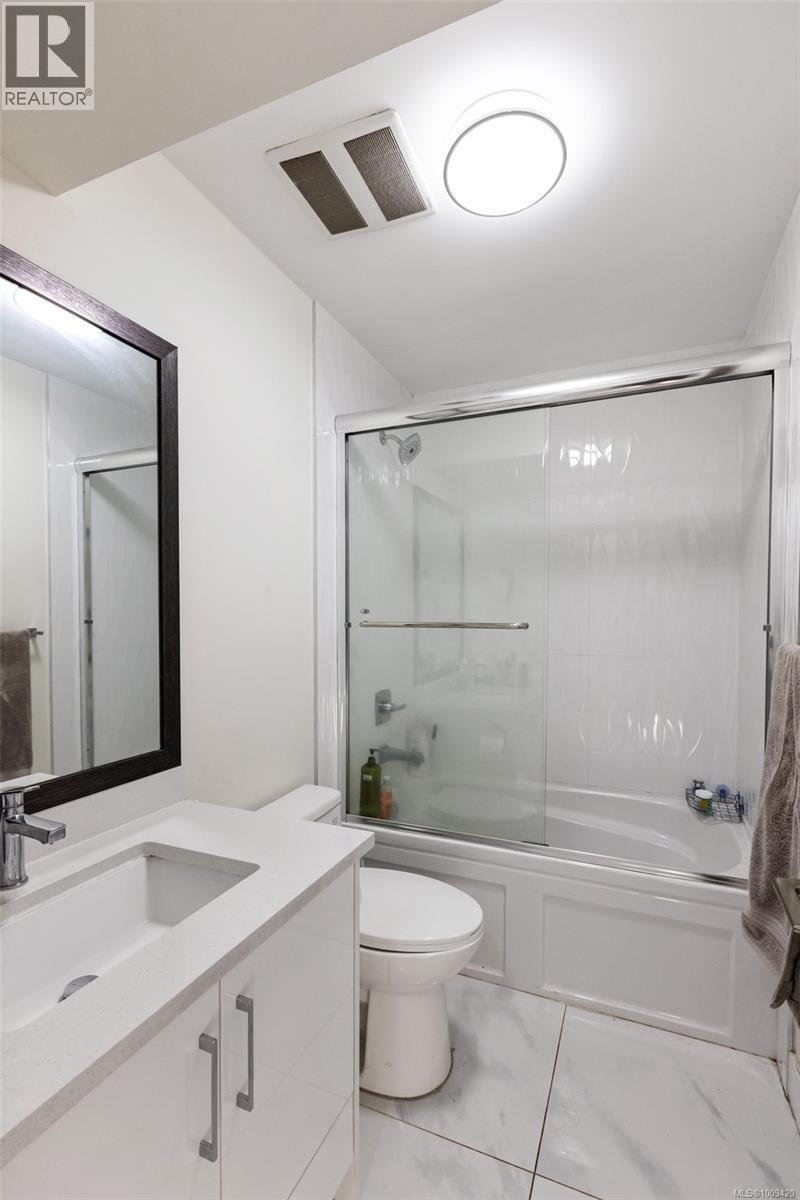Photo 25 of 3174 Harriet Rd, Saanich BC