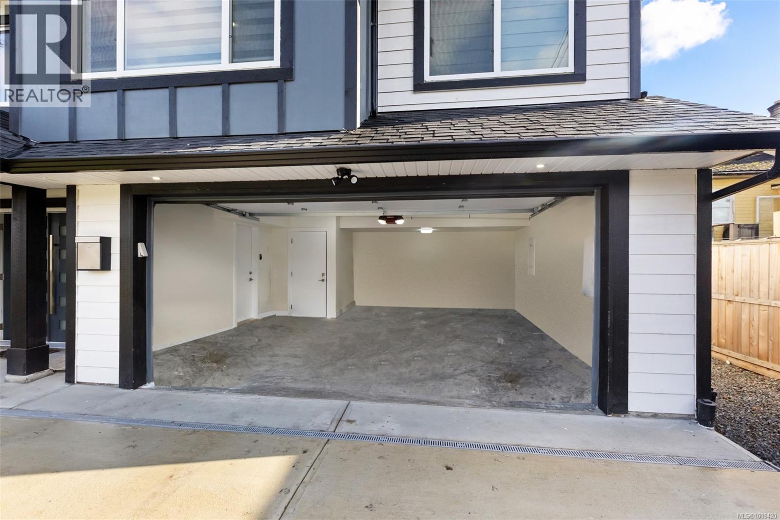 Photo 27 of 3174 Harriet Rd, Saanich BC