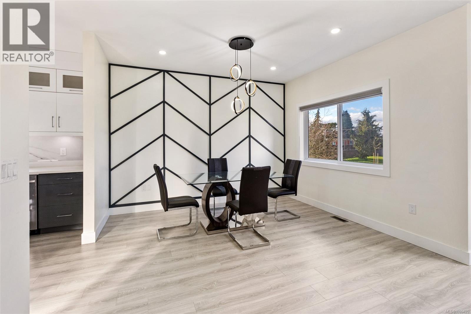 Photo 4 of 3174 Harriet Rd, Saanich BC
