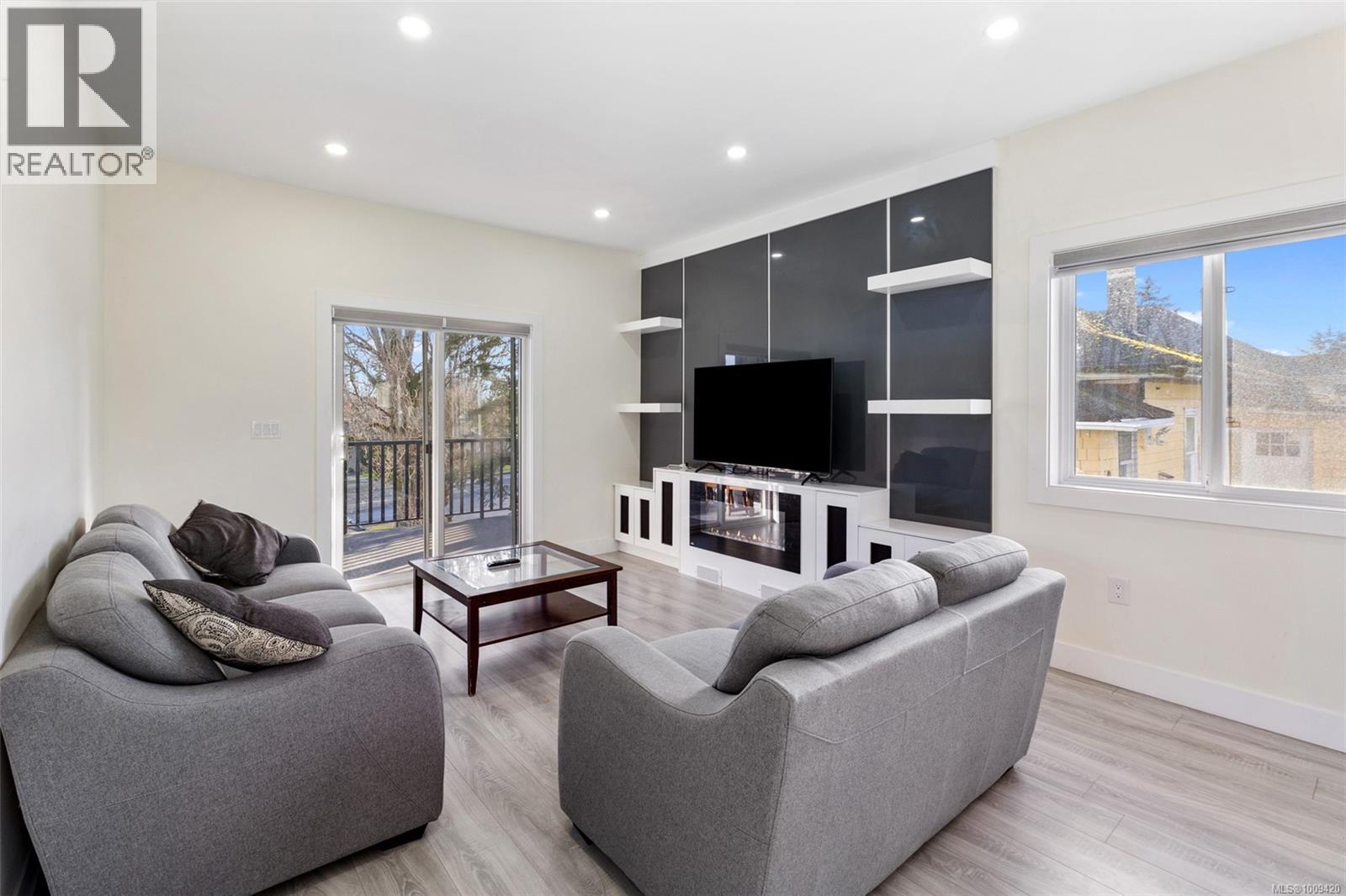 Photo 6 of 3174 Harriet Rd, Saanich BC
