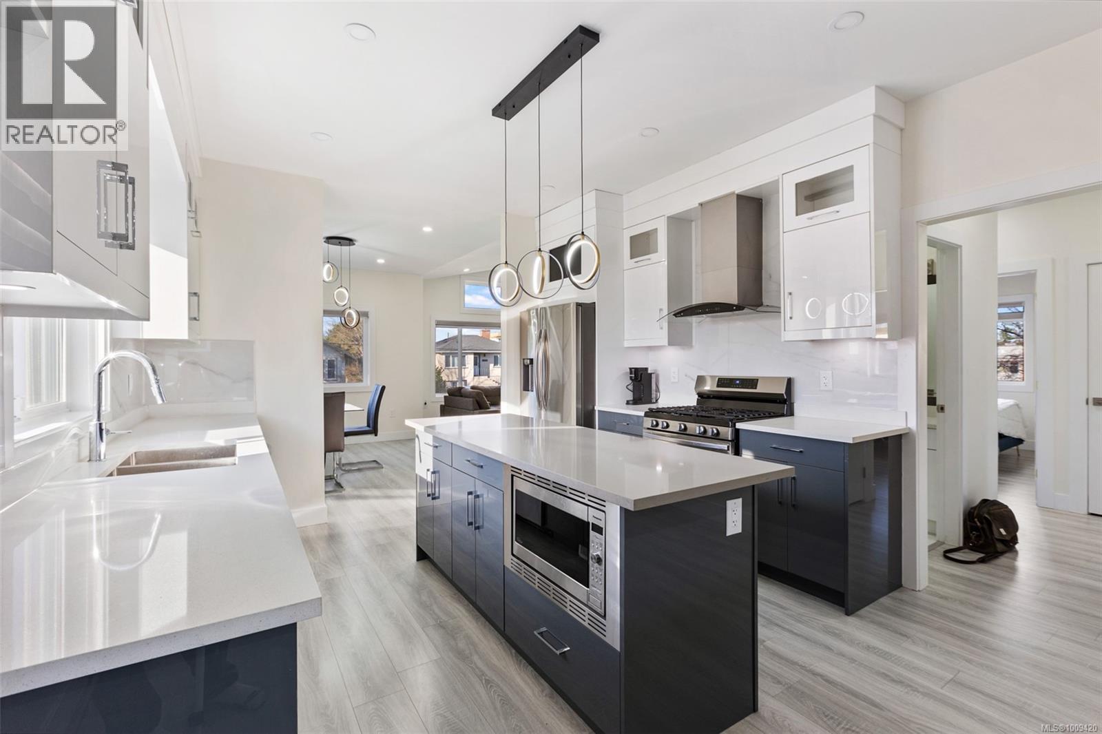 Photo 8 of 3174 Harriet Rd, Saanich BC