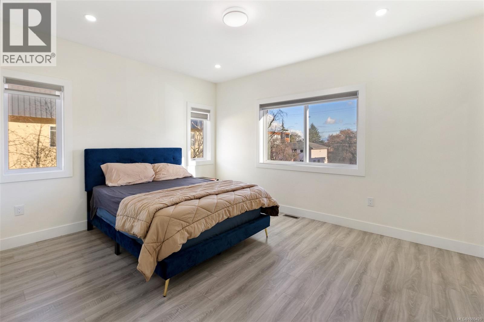 Photo 9 of 3174 Harriet Rd, Saanich BC