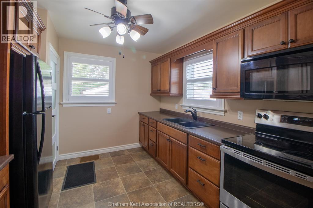 Photo 10 of 32 Simonton Drive, Chatham ON