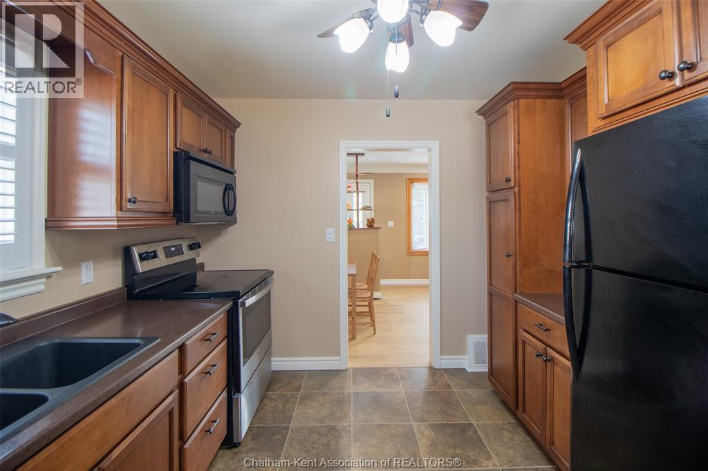 Photo 11 of 32 Simonton Drive, Chatham ON
