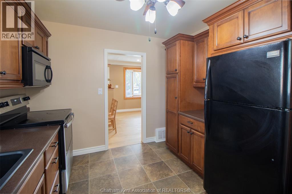 Photo 12 of 32 Simonton Drive, Chatham ON