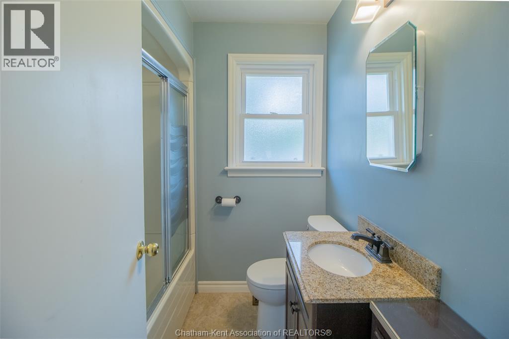 Photo 16 of 32 Simonton Drive, Chatham ON