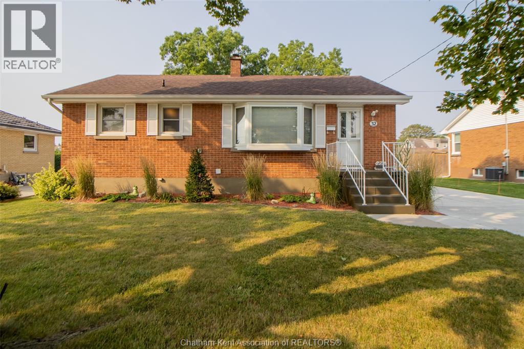 Photo 2 of 32 Simonton Drive, Chatham ON