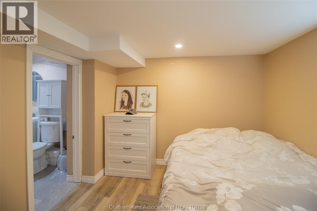 Photo 28 of 32 Simonton Drive, Chatham ON