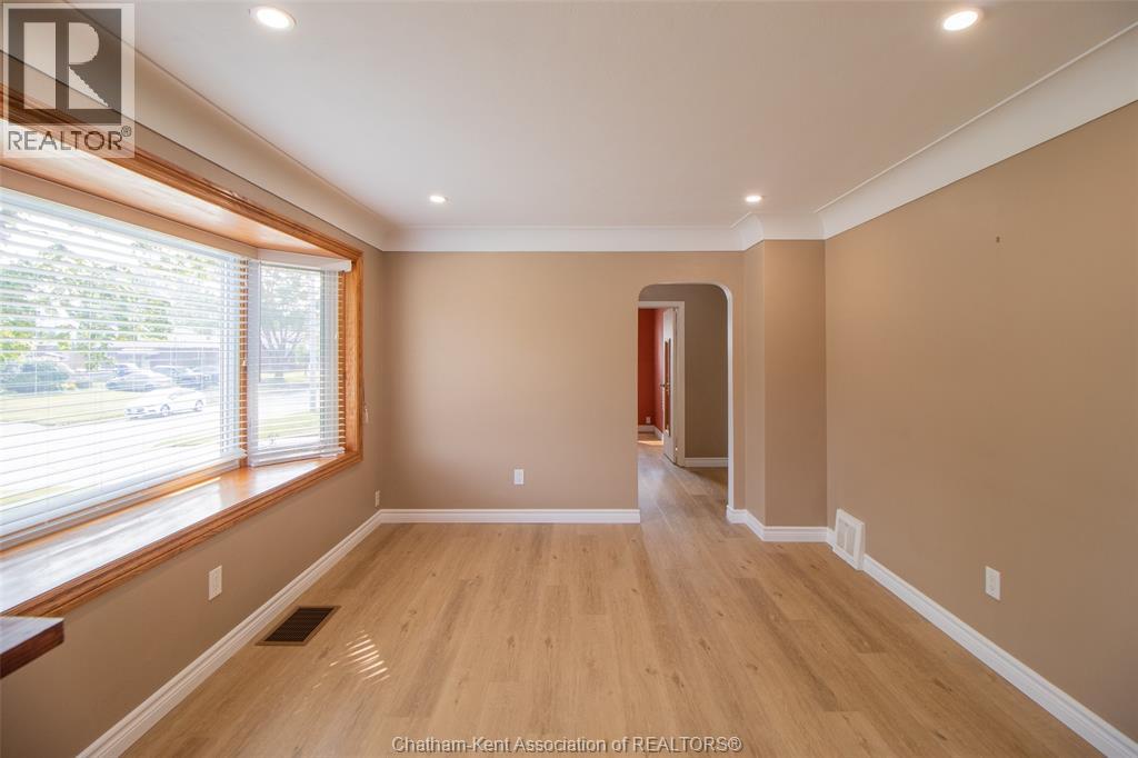 Photo 4 of 32 Simonton Drive, Chatham ON