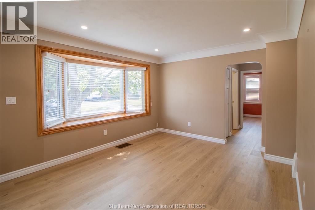 Photo 5 of 32 Simonton Drive, Chatham ON