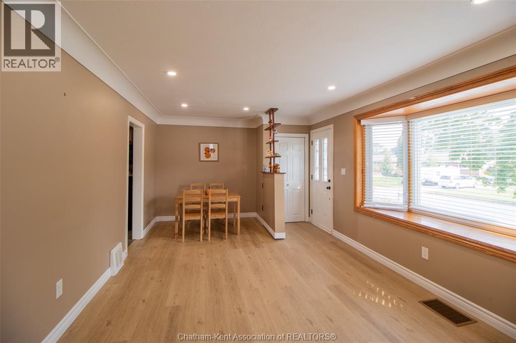 Photo 6 of 32 Simonton Drive, Chatham ON