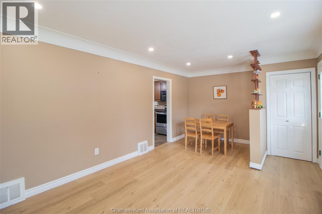 Photo 7 of 32 Simonton Drive, Chatham ON
