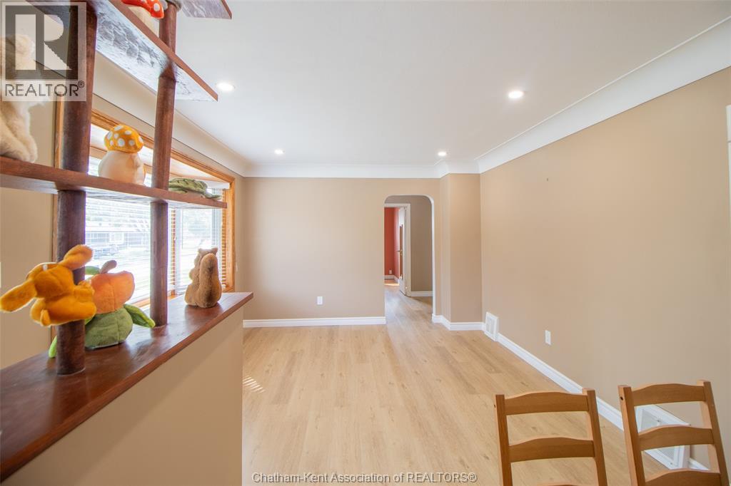 Photo 8 of 32 Simonton Drive, Chatham ON