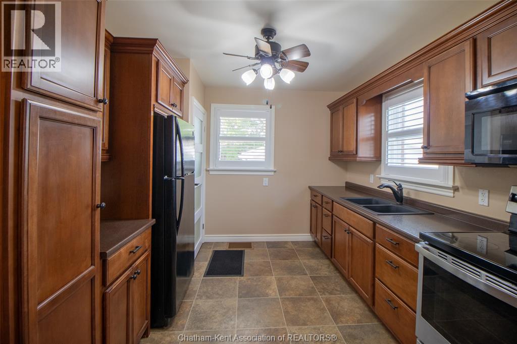 Photo 9 of 32 Simonton Drive, Chatham ON