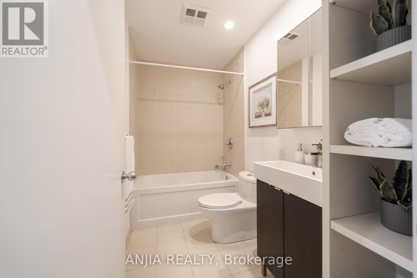 Photo 11 of 3411 8 York Street, Toronto ON