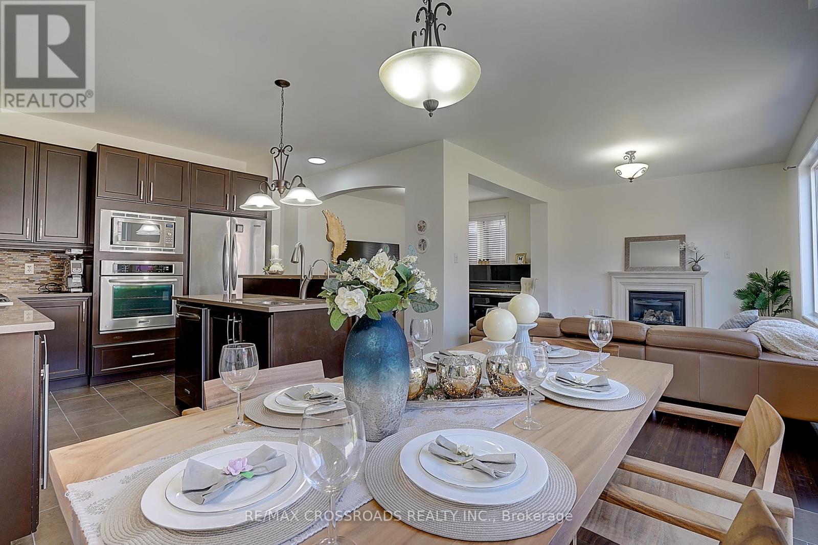 Photo 4 of 106 Milos Road, Richmond Hill ON