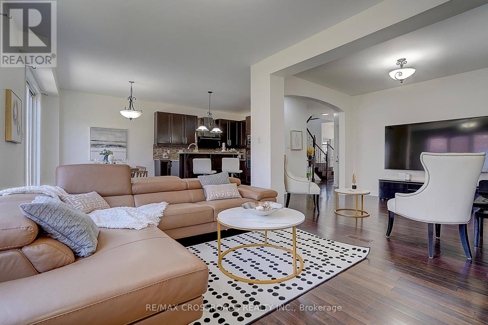 Photo 11 of 106 Milos Road, Richmond Hill ON