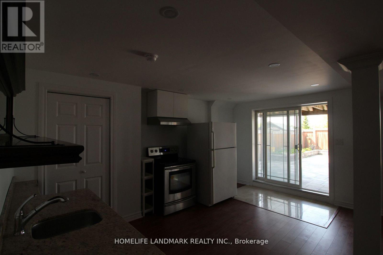 Photo 7 of 2 24 Old Field Crescent, Newmarket ON