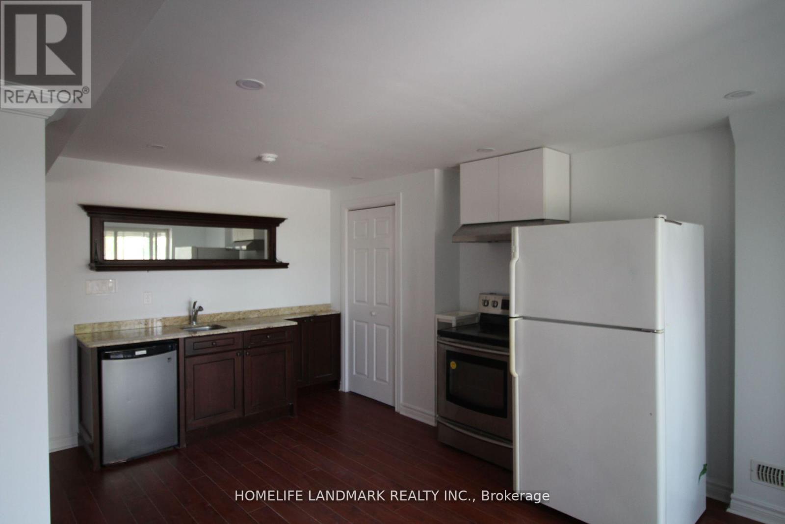Photo 4 of 2 24 Old Field Crescent, Newmarket ON