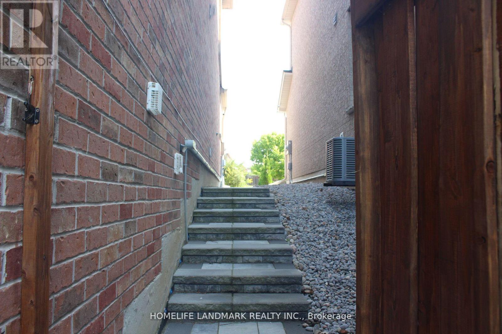 Photo 8 of 2 24 Old Field Crescent, Newmarket ON
