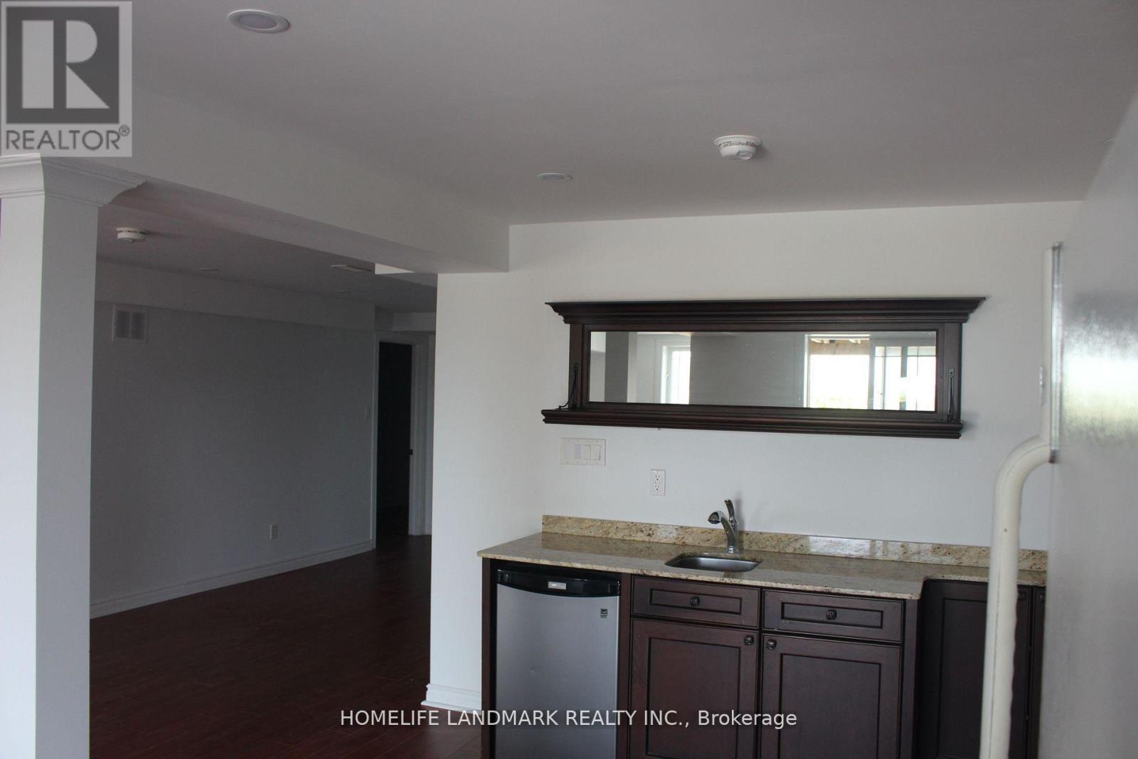 Photo 12 of 2 24 Old Field Crescent, Newmarket ON