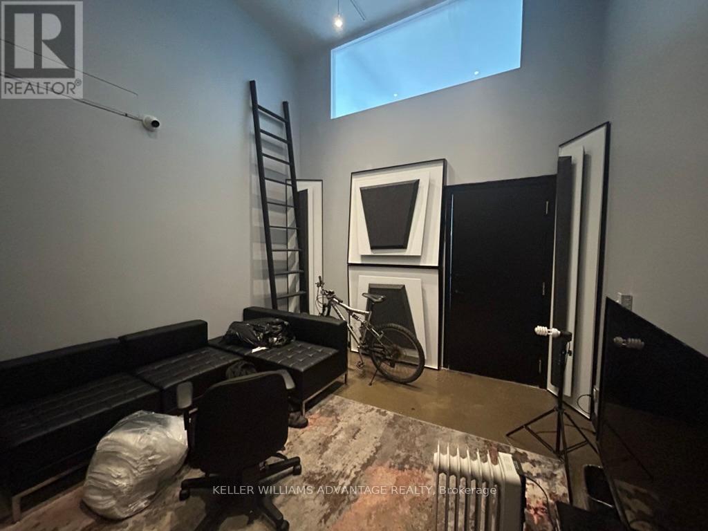 Photo 6 of 3 374 376 Bathurst Street, Toronto ON