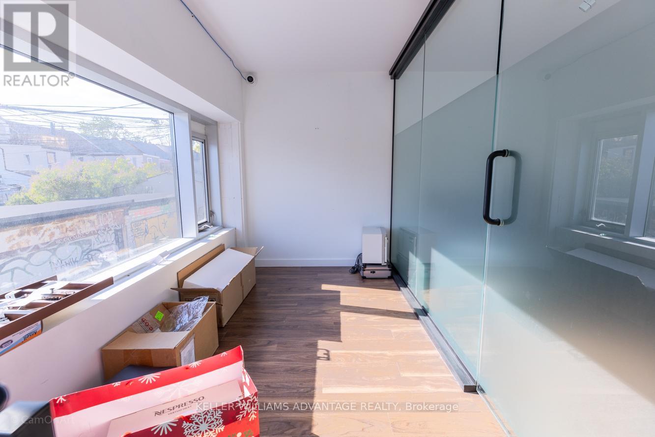 Photo 9 of 3 374 376 Bathurst Street, Toronto ON