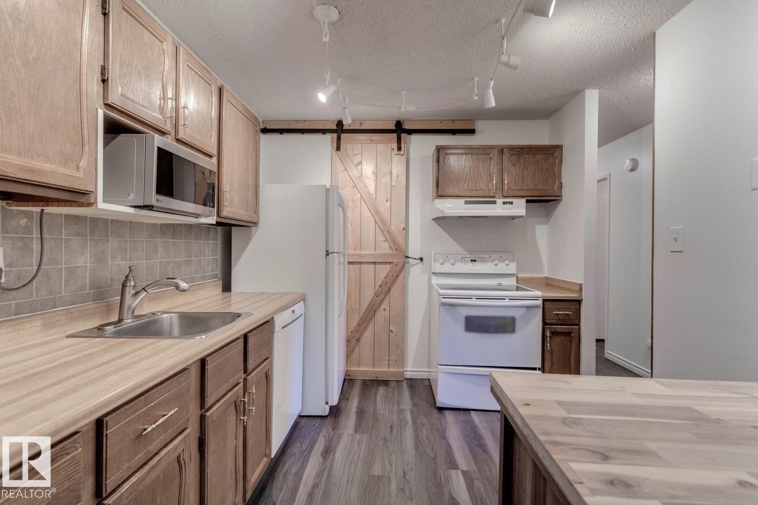 Photo 11 of 206 Surrey Gardens Gd Nw, Edmonton AB