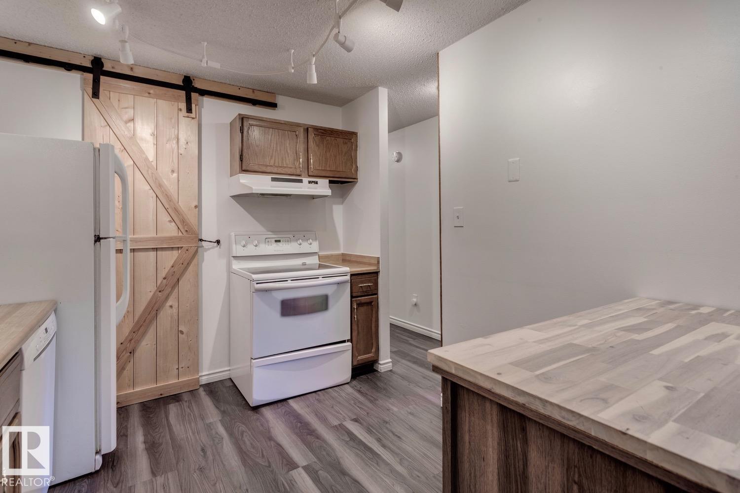 Photo 10 of 206 Surrey Gardens Gd Nw, Edmonton AB